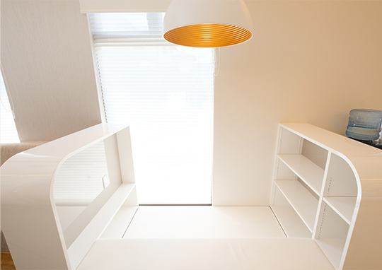 漆原歯科・矯正歯科クリニックのキッズスペース。白を基調とした清潔な空間と、お子様がリラックスして過ごせる専用エリア