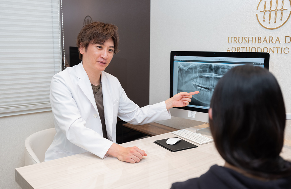 漆原歯科・矯正歯科クリニックの院長による、レントゲン画像を用いた丁寧なカウンセリング風景