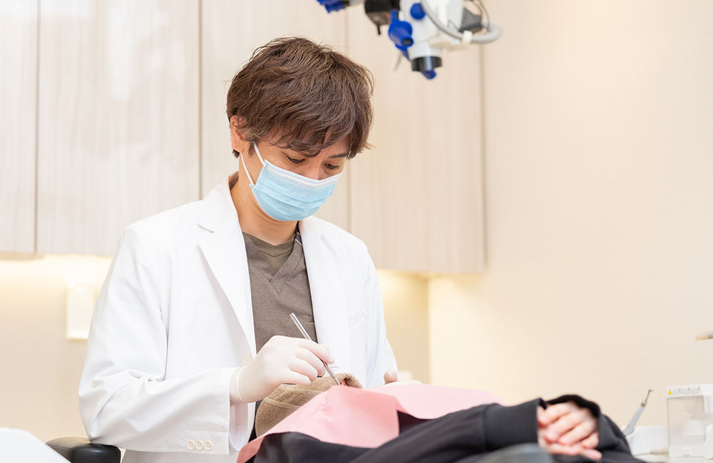 漆原歯科・矯正歯科クリニックの院長による精密歯科治療、マイクロスコープを活用した妥協のない診療